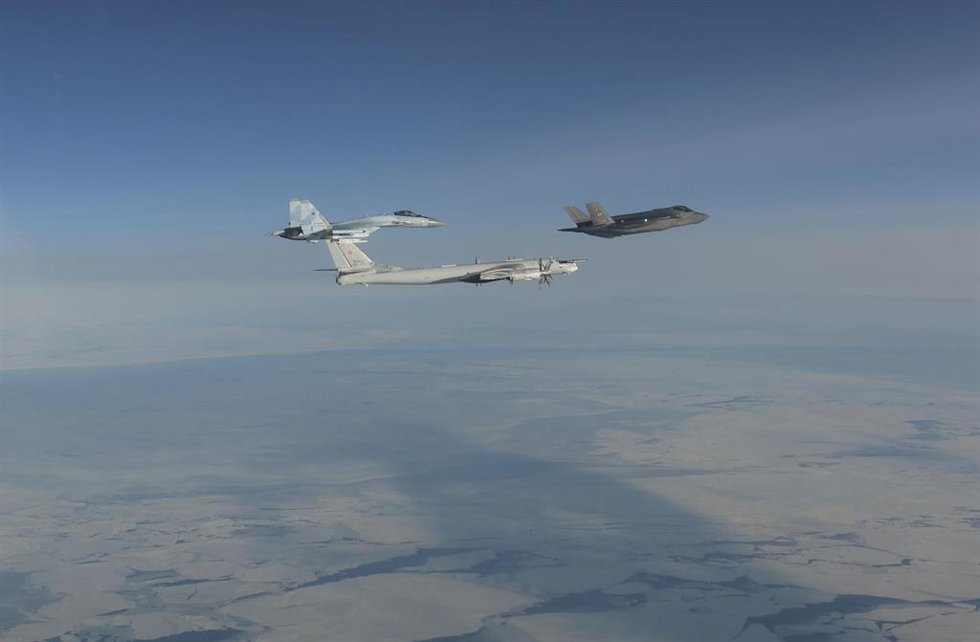 Archivo - Dos bombarderos estratégicos Tu-95 y dos cazas Su-27 rusos son interceptados por aviones de Estados Unidos (archivo)