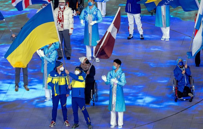 Archivo - La bandera de Ucrania durante la Ceremonia de Apertura de los Juegos Paralímpicos de Invierno de 2022