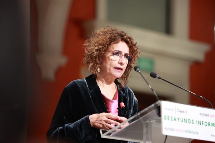 A vice-presidente primeira e ministra das Finanças, María Jesús Montero, esta sexta-feira em Sevilha, durante a sua participação nos Desayunos Informativos (Café da Manhã Informativo) da Europa Press Andalucía, realizado em colaboração com a Fundação Caja