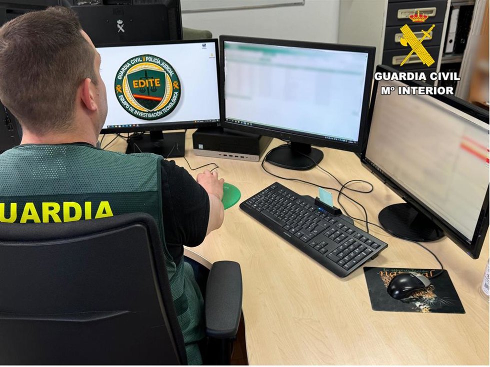 La Guardia Civil ha investigado a una persona en León por delitos de estafa y de usurpación de estado civil.