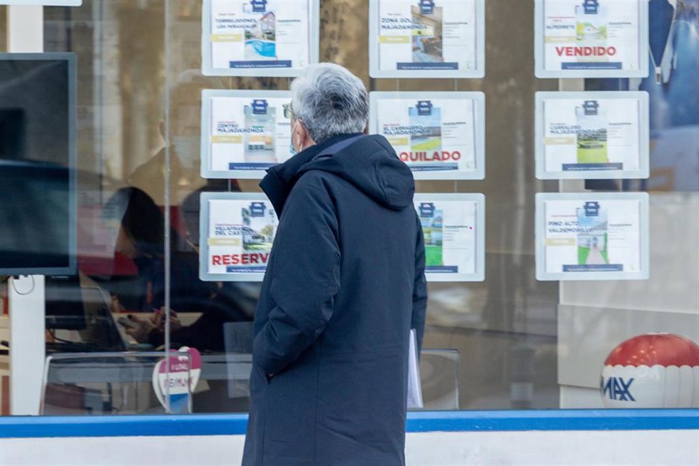 Archivo - Una oficina de empresa inmobiliaria, a 19 de enero de 2026, en Madrid (España). La compraventa de vivienda creció en noviembre del año pasado un 7,8% con respecto al mismo mes de 2024, según los datos de Transmisión de Derechos de la Propieda