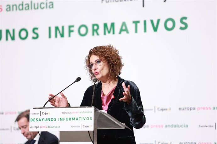 La vicepresidenta primera del Gobierno y ministra de Hacienda, María Jesús Montero, en un desayuno informativo de Europa Press en Sevilla.