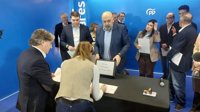 El presidente del PP de Palma, Jaime Martínez, presenta los avales de su candidatura a la reelección.
