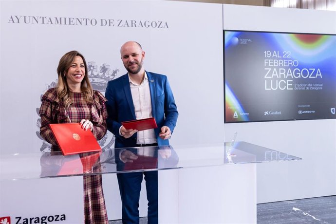 La alcaldesa de Zaragoza, Natalia Chueca,  firma un convenio de adhesión con el director de la asociación internacional , LUCI, Mark Burton-Page, una entidad sin ánimo de lucro dedicada al alumbrado urbano sostenible