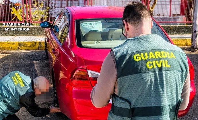 Agentes de la Guardia Civil inspeccionan un vehículo
