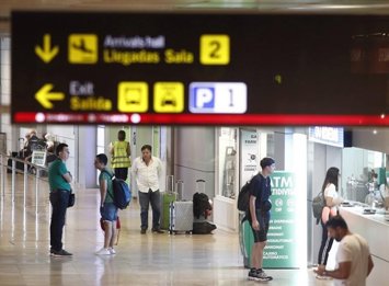 Archivo - Pasajeros en Barajas