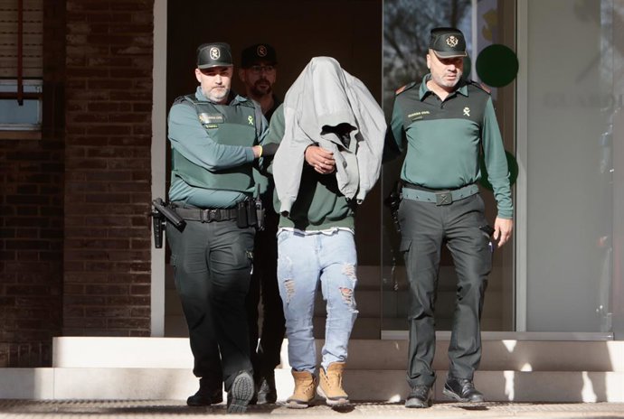 El presumpte assassí de la seua dona i filla de 12 anys és traslladat a disposició judicial, des de la Comandància de la Guàrdia Civil de Castelló, a 20 de febrer del 2026. 