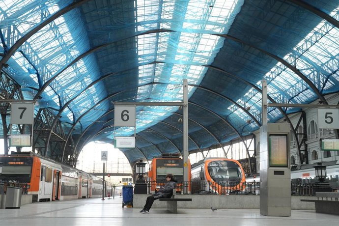 Trens a l'estació de França de Barcelona