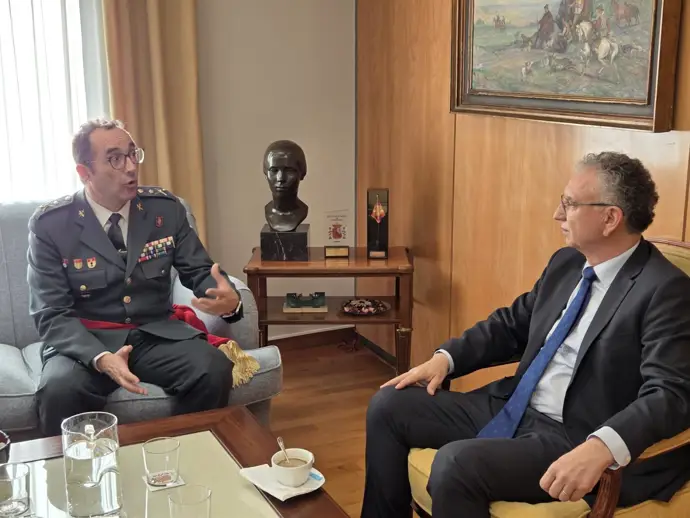 El delegado del Gobierno en Extremadura, José Luis Quintana, recibe al nuevo General de Brigada de la Guardia Civil en Extremadura, Andrés Manuel Velarde Tazón