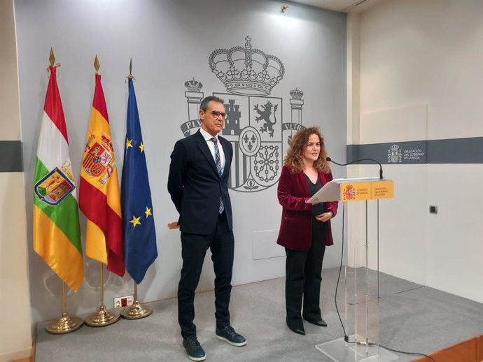 La delegada del Gobierno de La Rioja, Beatriz Arraiz, junto al el director de la Administración Educativa, Félix Alonso.