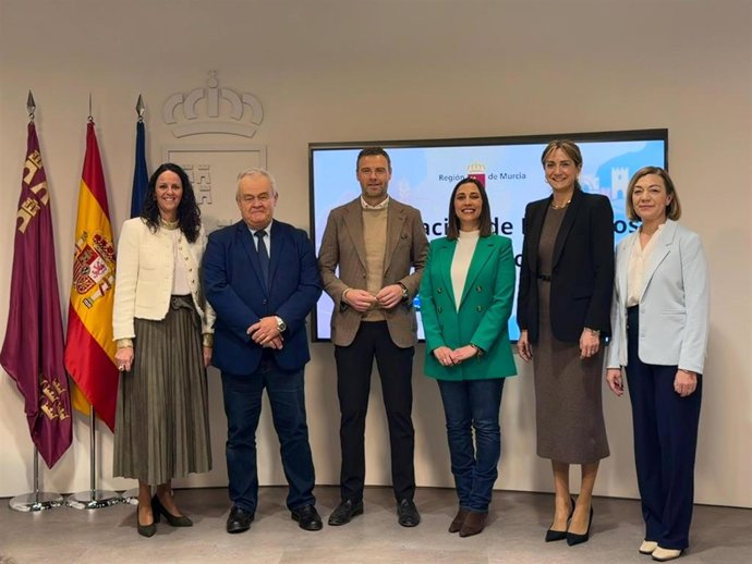 La consejera Sara Rubira junto a los representantes de los cinco Grupos de Acción Local de la Región de Murcia