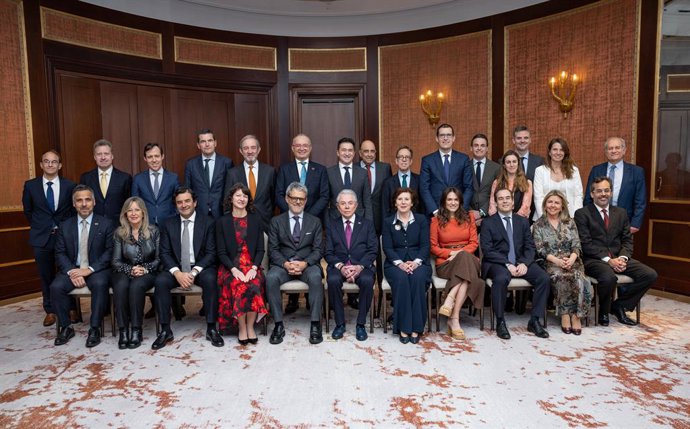 El nuevo embajador de Estados Unidos en España, Benjamín León Jr, junto con los representantes de la Cámara de Comercio de Estados Unidos en España (AmChamSpain) , durante la recepción institucional en el hotel Four Seasons.