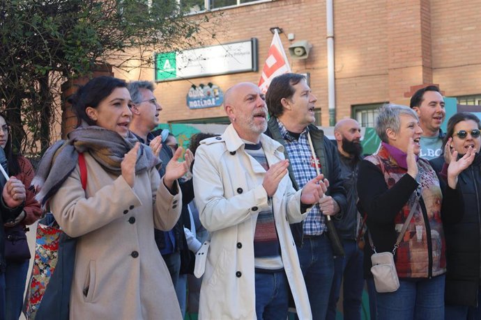 El candidato de Por Andalucía por la provincia de Málaga a las elecciones autonómicas, Ernesto Alba, ha acompañado a la comunidad educativa del CEIP Vicente Aleixandre para sumarse a la protesta del AMPA que reivindica una escalera de incendios.