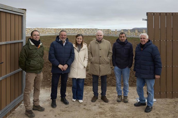 El consejero Aierdi visita los nuevos corrales para ganadería extensiva.