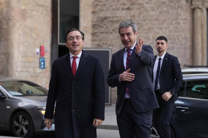 El ministro de Exteriores, José Manuel Albares, y el director general de Casa Asia, José Pintor.