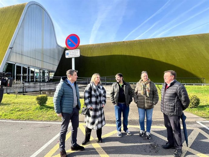 El PP exige al Gobierno de Barbón un plan urgente de mejoras para el centro deportivo Juan Carlos Beiro de Langreo.