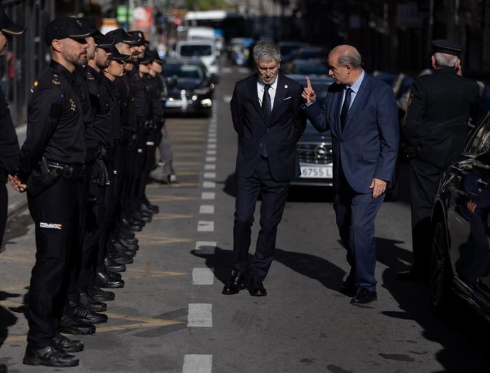 Archivo - El ministro del Interior, Fernando Grande-Marlaska, y el director general de la Policía, Francisco Pardo, a su llegada a un acto de la Policía
