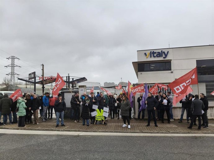 Imagen de la concentración convocada por CCOO frente a la empresa del Grupo Vitaly en Landaben
