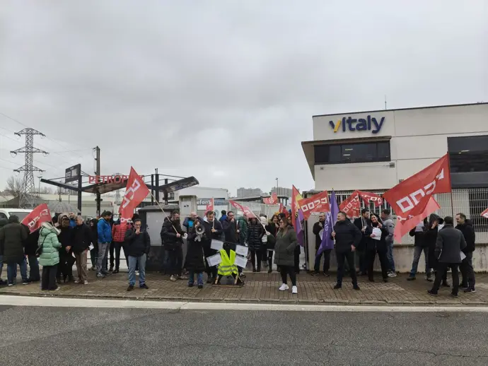 Concentración convocada por CCOO frente a la empresa del Grupo Vitaly en Landaben