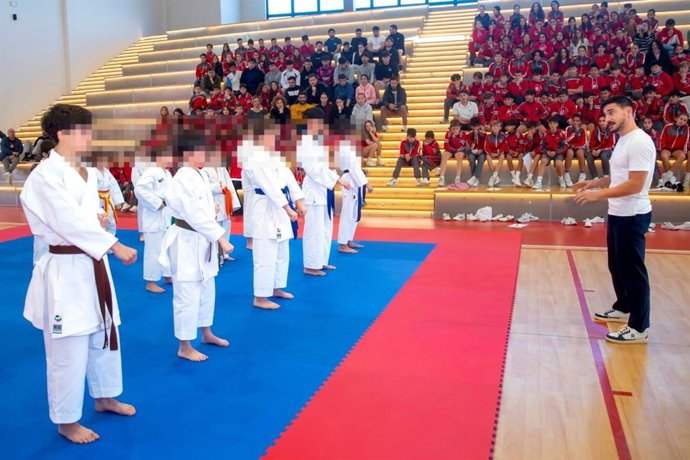 El karateca Damián Quintero ha protagonizado la primera actividad del programa, que apuesta por compartir los valores del deporte entre el alumnado andaluz