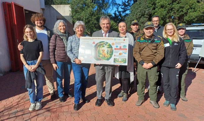 El consejero de Medio Ambiente, Universidades, Investigación y Mar Menor, Juan María Vázquez, junto con la presidenta del Colegio Oficial de Veterinarios de la Región de Murcia, Teresa López, durante la presentación de la campaña de protección de animales