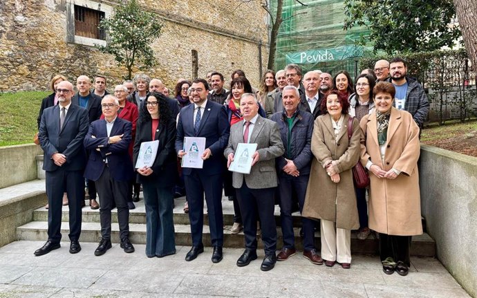 El presidente del Principado de Asturias, Adrián Barbón, y la consejera de Cultura, Política Llingüística y Deporte, Vanessa Gutiérrez, presentan la Estrategia de normalización del asturiano y del eonaviego 2026-2030.