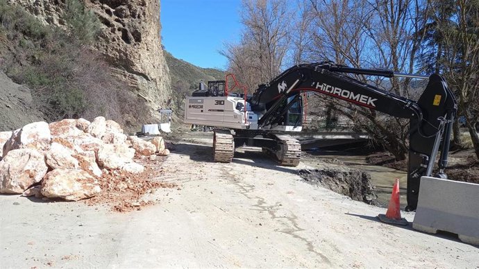 Trabajos en la carretera de Dúdar afectada por el temporal.