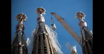 La Sagrada Familia de Barcelona coloca el brazo superior de la torre de Jesucristo