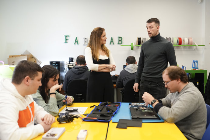 La consejera de Familia, Juventud y Asuntos Sociales, Ana Dávila, durante una visita al Centro de Rehabilitación Laboral Ciudad Lineal.