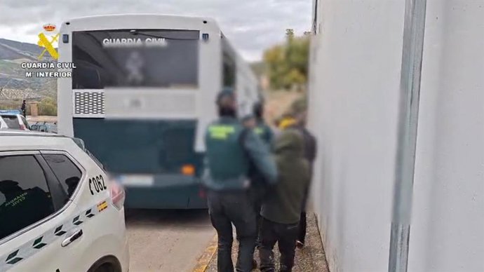 La Guardia Civil traslada a los detenidos al desarticular 27 puntos de venta de drogas a media y pequeña escala en la sierra de Cádiz