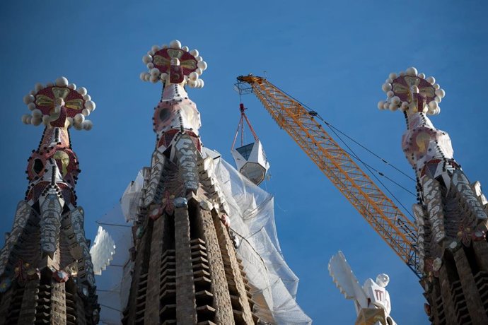 Imagem da colocação do braço superior da torre de Jesus Cristo da Sagrada Família de Barcelona
