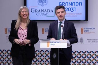 Los concejales de Fiestas Mayores y de Presidencia en Granada, Carolina Amate y Jorge Saavedra