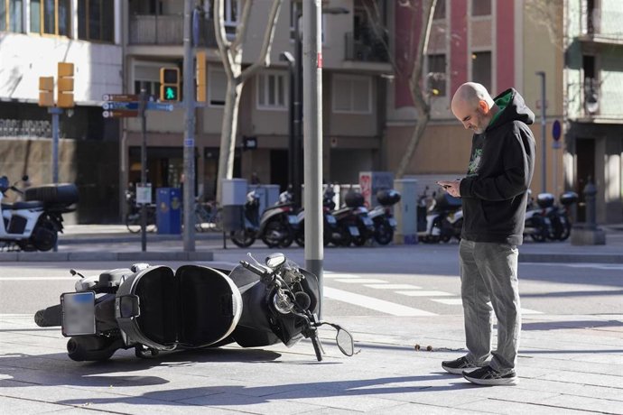 Una moto caída durante el temporal por viento, a 12 de febrero de 2026, en Barcelona, Catalunya (España). 