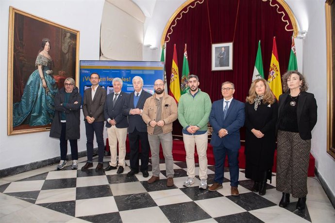 El responsable del Área de Planificación, Coordinación y Desarrollo Estratégico de la Diputación de Cádiz, Germán Beardo, en una foto de familia durante la presentación de la quinta edición de la campaña Cádiz Vale Más