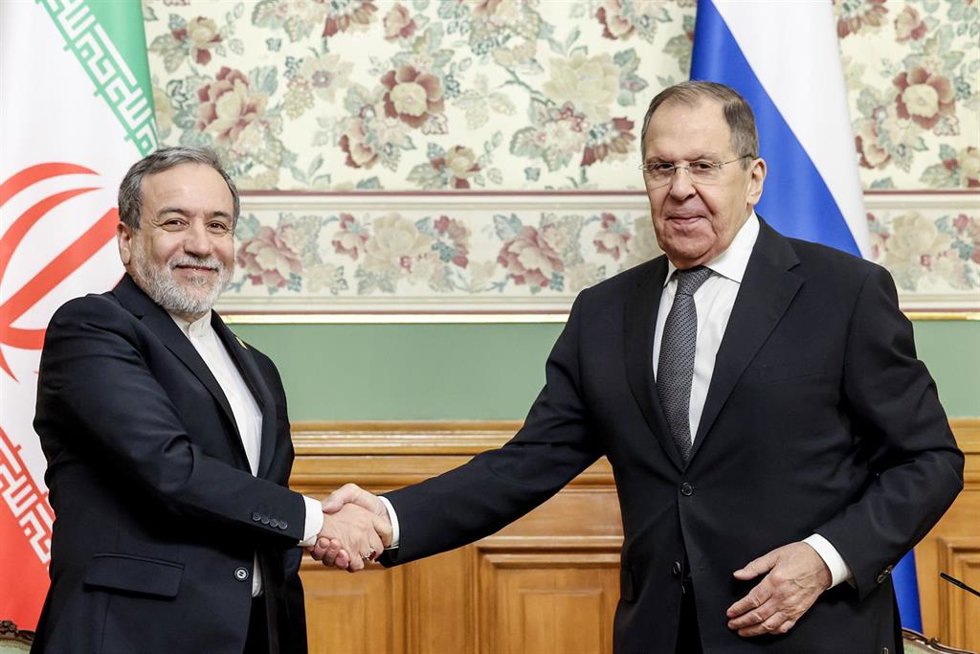 Archivo - Los ministros de Exteriores de Irán y Rusia, Abbas Araqchi (izquierda) y Sergei Lavrov (derecha), respectivamente, durante un encuentro en Moscí en diciembre de 2025 (archivo)