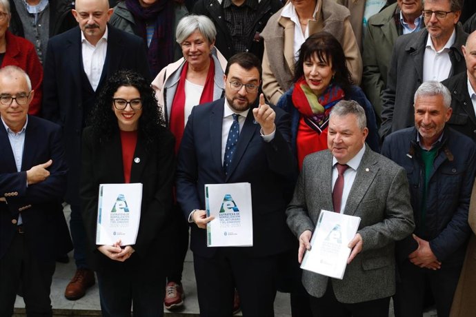El presidente de la Academia de la Llingua, Xosé Antón González Riaño; el presidente del Principado, Adrián Barbón; y la consejera de Cultura, Vanessa Gutiérrez.