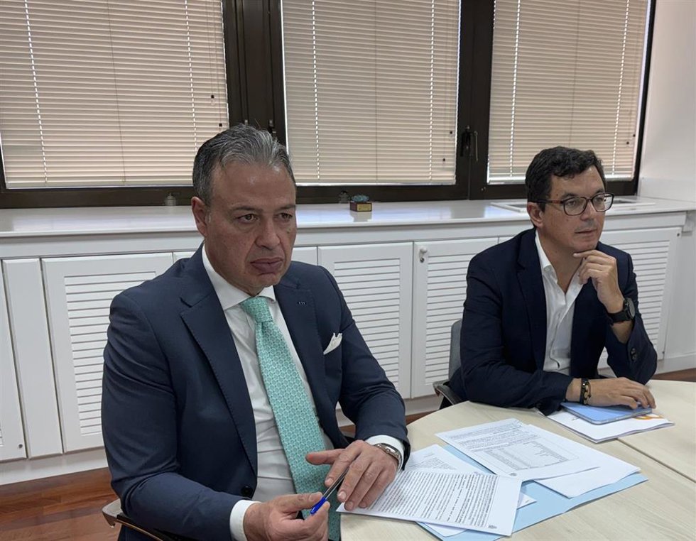 Archivo - El director del Icavi, Antonio Ortega, y el consejero de Obras Públicas, Transportes y Vivienda del Gobierno de Canarias, Pablo Rodríguez, en la conferencia telemática de Vivienda