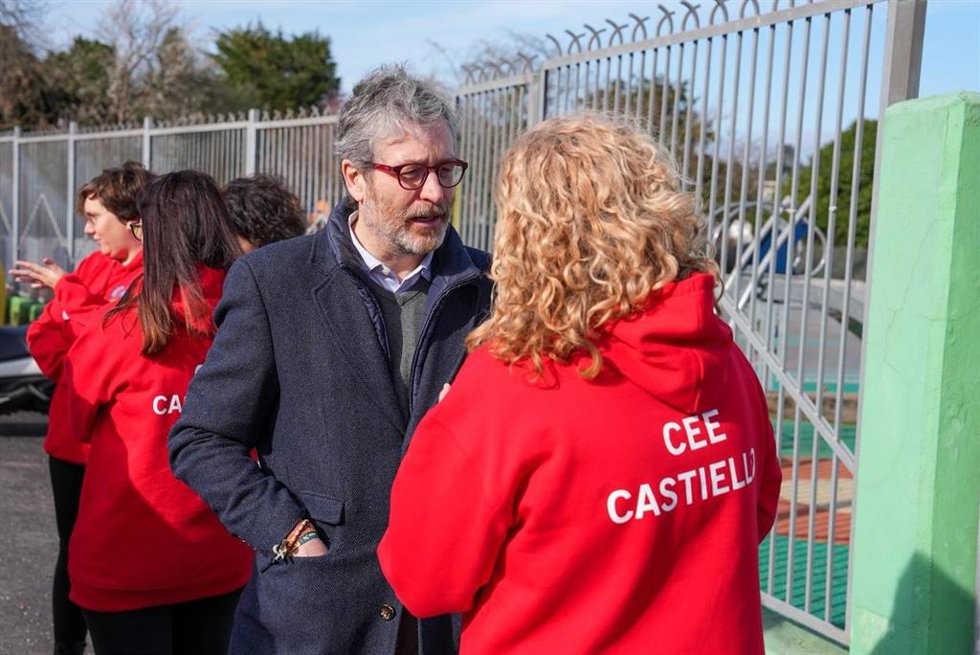 El diputado de Vox en la Junta General del Principado de Asturias (JGPA) Javier Jové, visita el Colegio de Educación Especial de Castiello, en Gijón.