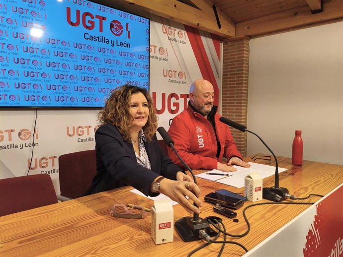 La secretaria de Igualdad y Políticas Sociales de UGTCyL, Victoria Zumalacárregui Suárez, y el vicesecretario general de Política Sindical y Salud Laboral del sindicato, Alberto Miguel Lorenzo, en una rueda de prensa en Valladolid.