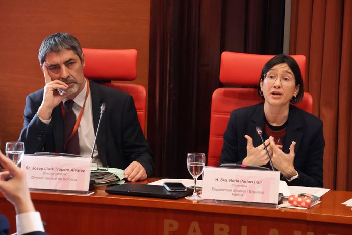 El director general de la Policia, Josep Lluís Trapero, i la consellera d'Interior i Seguretat Pública, Núria Parlon, en la comissió del Parlament 