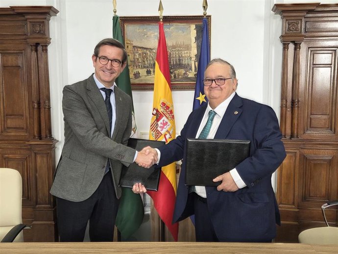 El consejero de Industria, Energía y Minas, Jorge Paradela, en la firma del convenio de colaboración con el decano del Colegio Oficial de Ingenieros de Minas del Sur, Juan Ignacio López-Escobar.