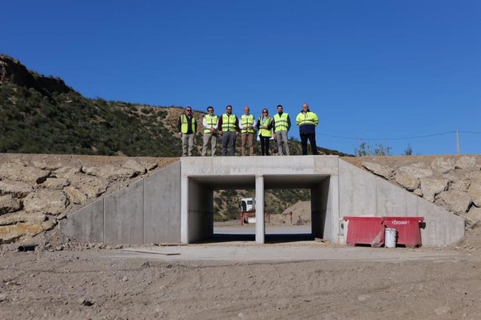 Visita institucional a las obras del nuevo puente en la barriada de Los Llanos del Peral, en Zurgena (Almería).