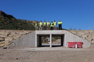 Visita institucional a las obras del nuevo puente en la barriada de Los Llanos del Peral, en Zurgena (Almería).
