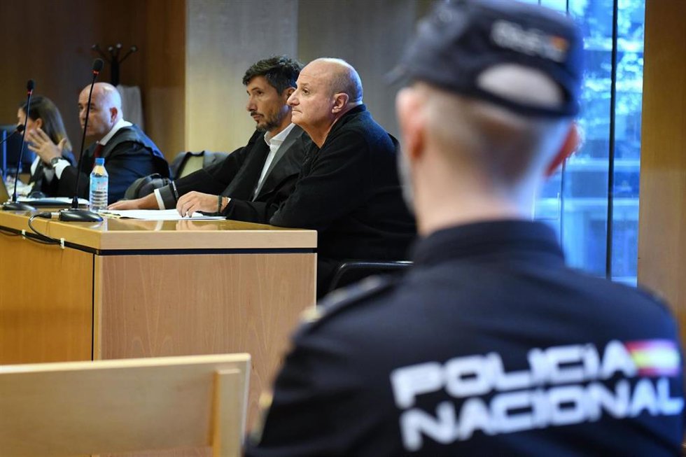 Archivo - El presunto asesino de Juana Canal, Jesús Pradales (d) y su abogado Juan Luis Salgado (i), durante un juicio en la Audiencia de Madrid, a 17 de septiembre de 2024, en Madrid (España).