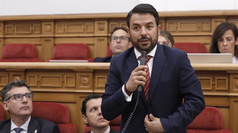 Archivo - El portavoz de Vox, Iván Sánchez, en las Cortes de C-LM.
