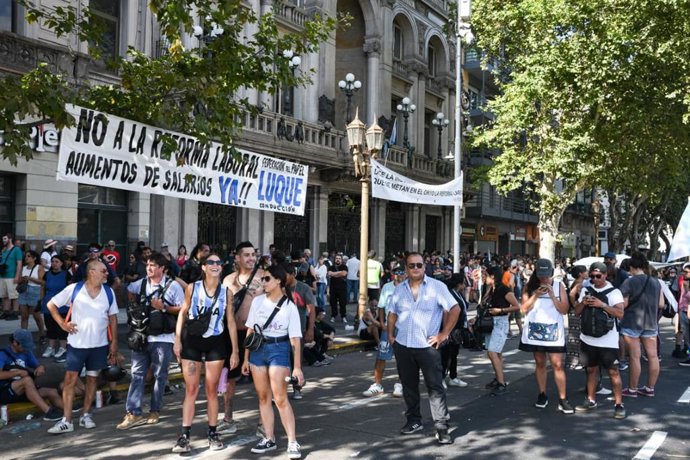 Decenas de personas durante la concentración contra la reforma laboral, frente al Congreso Argentino, a 19 de febrero de 2026, en Buenos Aires (Argentina). 