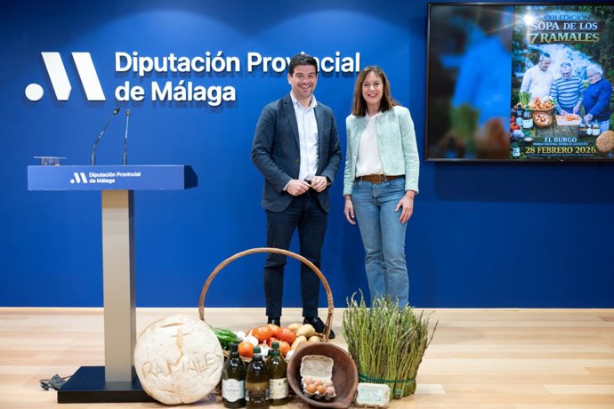 El vicepresidente de Territorio Sostenible de la Diputación de Málaga, Cristóbal Ortega, junto a la alcaldesa de El Burgo, María Dolores Narváez, durante la presentación de este evento en torno a un plato humilde que preparaban los campesinos,