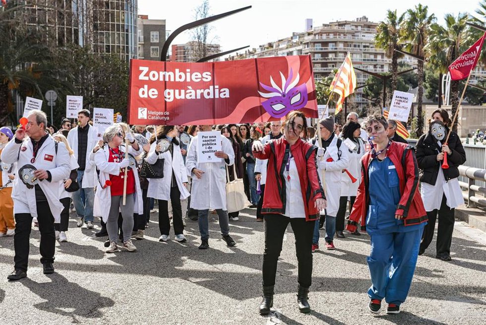 Médicos portan pancarta con lema 'Zombies de guardia' durante una marcha con motivo de la huelga general del sector médico, a 20 de febrero de 2026, en Barcelona, Catalunya (España)