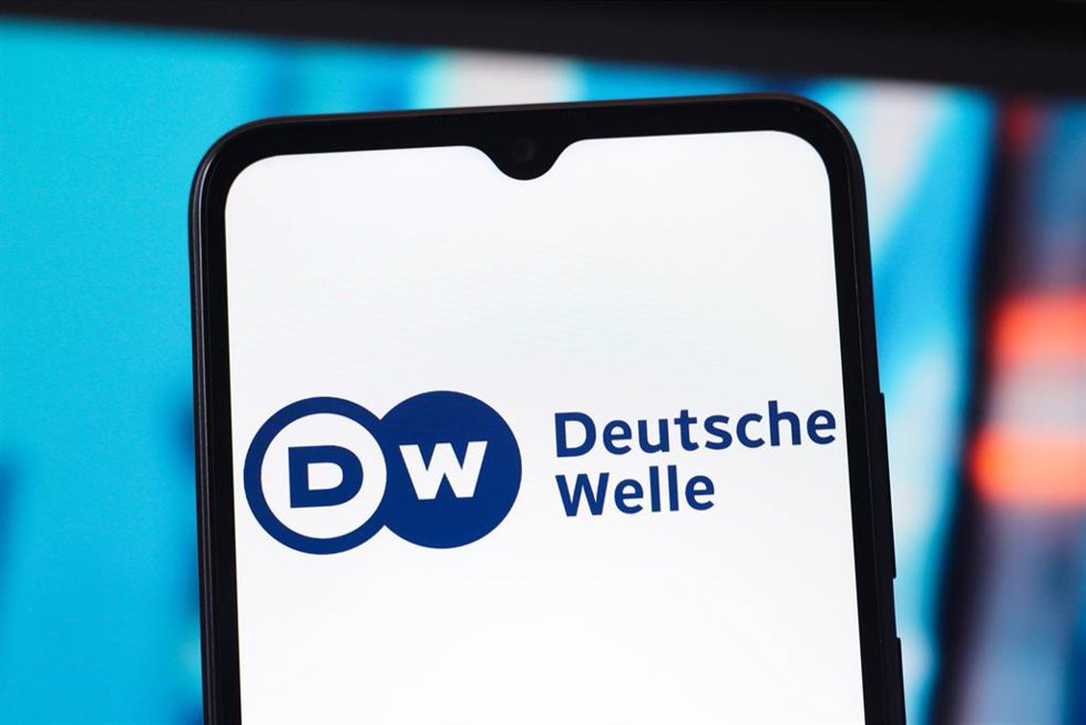 Logo de la cadena de televisión alemana Deutsche Welle en un teléfono móvil (archivo)