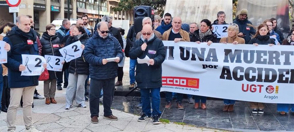 Concentración de UGT y CCOO Aragón este viernes para condenar la muerte de dos personas en accidentes de trabajo en la provincia de Huesca y solidarizarse con sus familiares, amigos y compañeros.